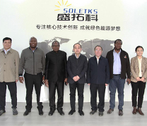 Simbabwes Botschafter Martin Chedondo und seine Delegation besuchen die SOLETKS Group