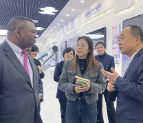 Sambischer Botschafter besuchte die SOLETKS-Gruppe, um die Aussicht auf eine Zusammenarbeit im Bereich der neuen Solarenergie zu besprechen