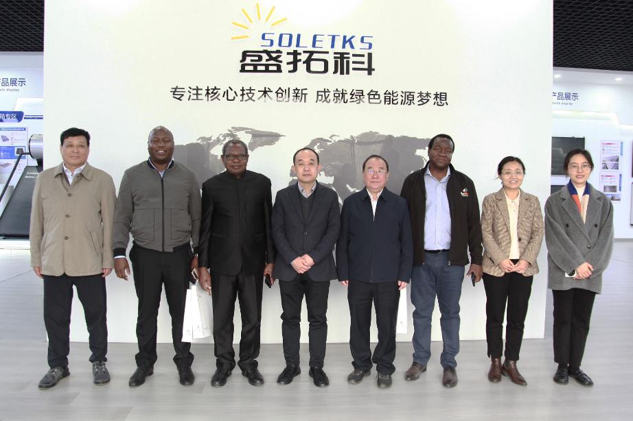 Simbabwes Botschafter Martin Chedondo und seine Delegation besuchen die SOLETKS-Gruppe