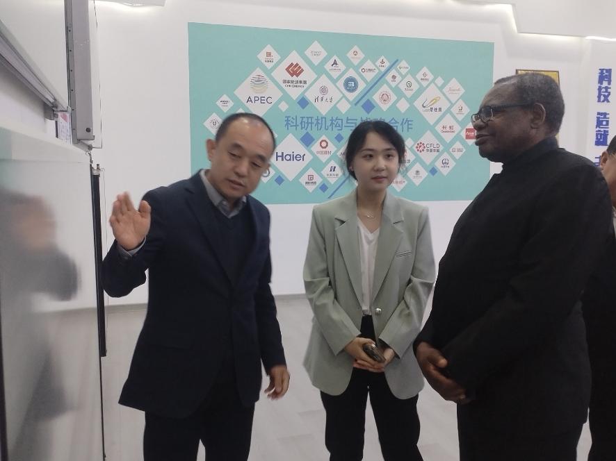 Simbabwes Botschafter Martin Chedondo und seine Delegation besuchen die SOLETKS-Gruppe