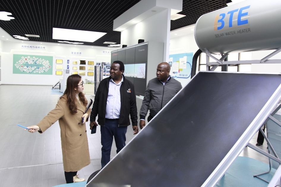 Simbabwes Botschafter Martin Chedondo und seine Delegation besuchen die SOLETKS-Gruppe