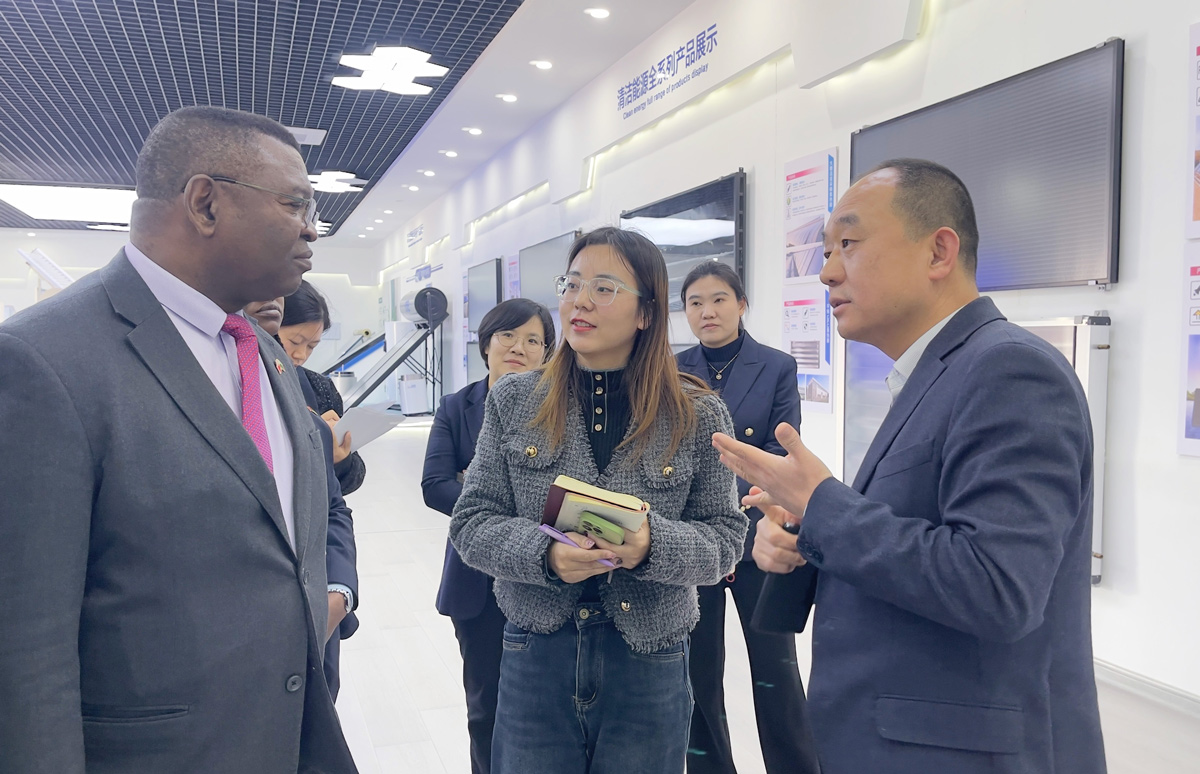Sambischer Botschafter besuchte die SOLETKS-Gruppe, um die Aussicht auf eine Zusammenarbeit im Bereich der neuen Solarenergie zu besprechen