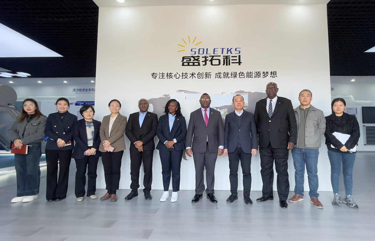 Sambischer Botschafter besuchte die SOLETKS-Gruppe, um die Aussicht auf eine Zusammenarbeit im Bereich der neuen Solarenergie zu besprechen